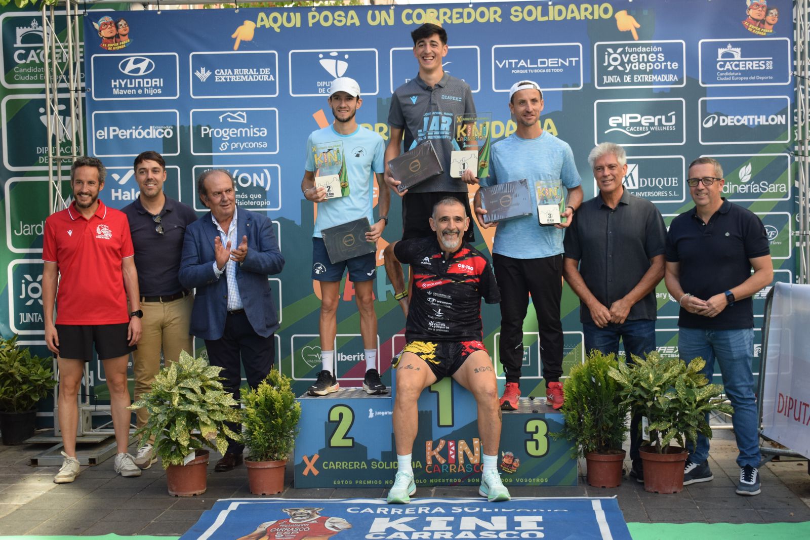 Los ganadores posan con sus trofeos y diplomas